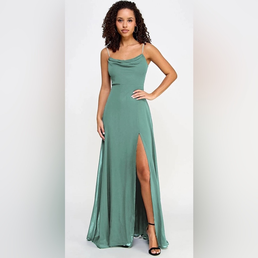 City Studio Juniors Drape-Neck
Faux-Pearl-Strap Gown Vintge
Sage Maxi Dress 5/6
